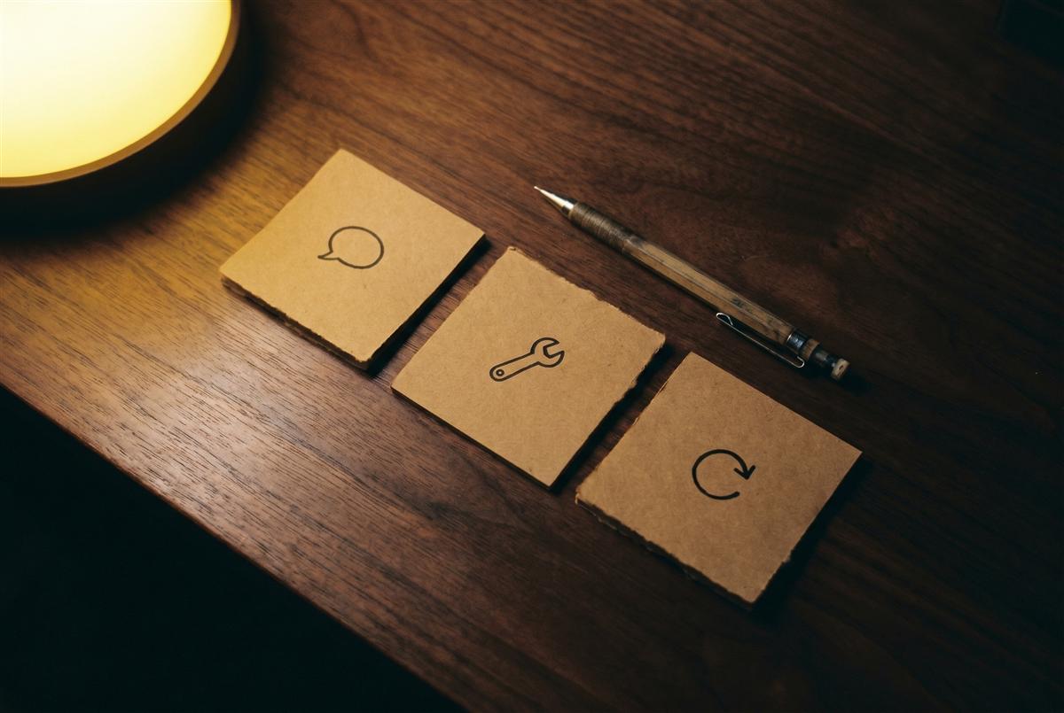 Drie kaarten met handgetekende iconen — het proces in drie stappen