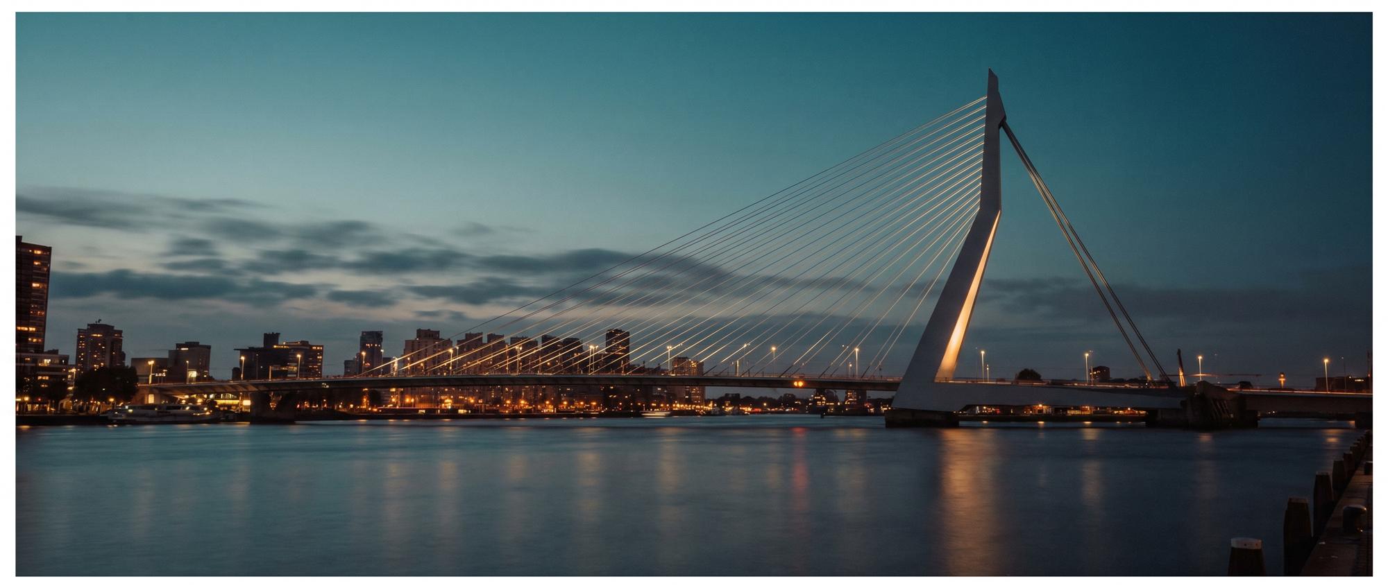 Rotterdam, de Erasmusbrug bij schemering